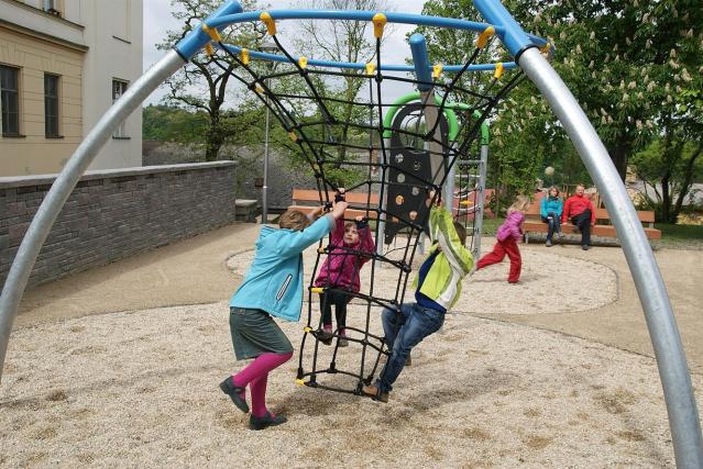 V parku vznikly nově relaxační pobytové plochy s doplněním herních prvků pro menší a střední kategorii dětí a dospělých
